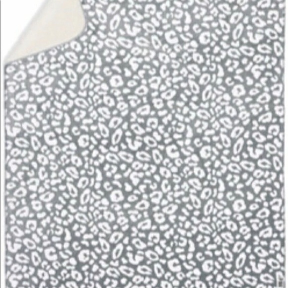 Very Rare Victoria Secret Pink Snow Leopard Sherpa - Picture 2 of 3